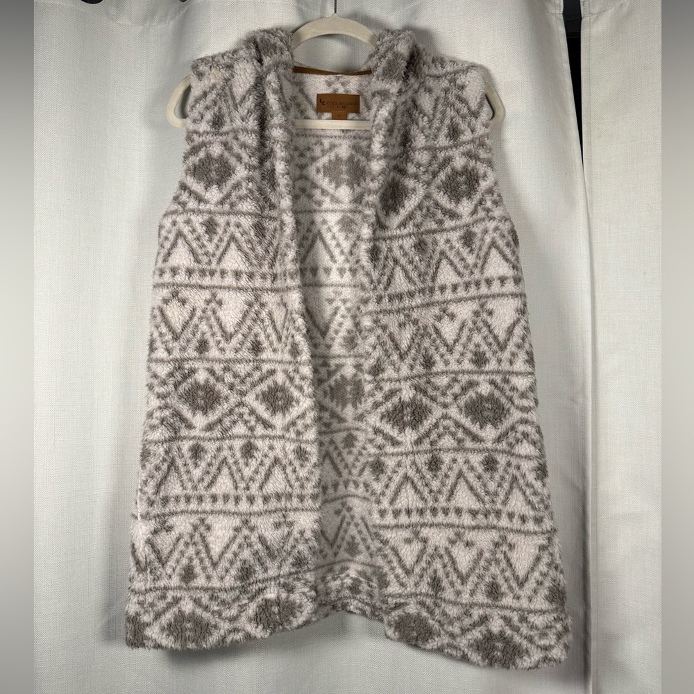 Koolaburra by UGG Grey and White Sherpa Hooded Vest in Dove Geo XS - Picture 2 of 8